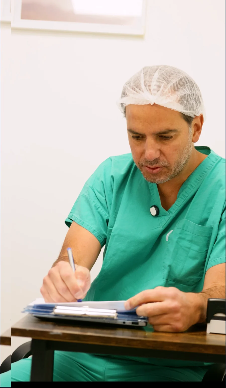 Dr. Patricio Duery atendiendo una consulta