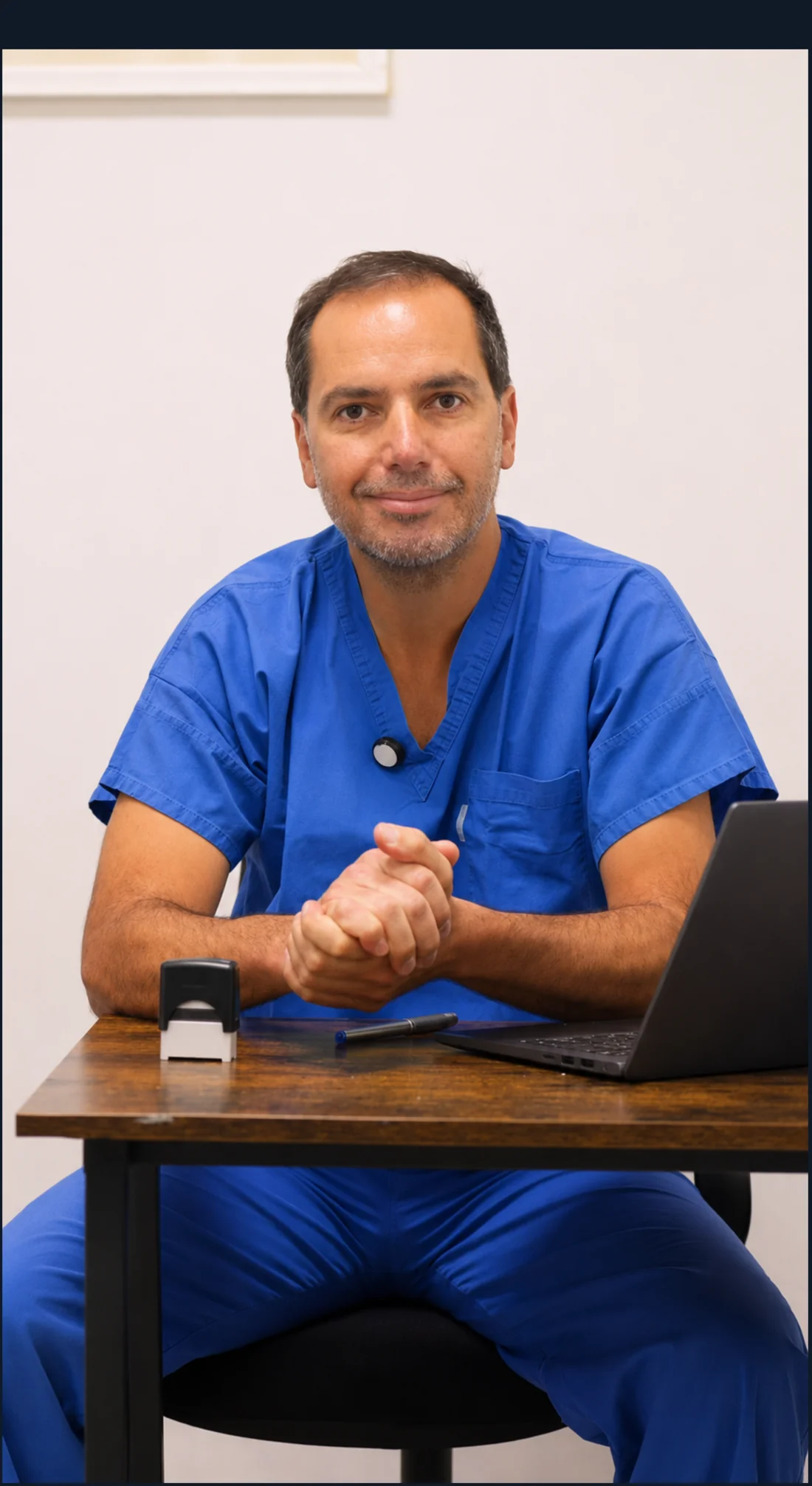 Dr. Patricio Duery en su consulta
