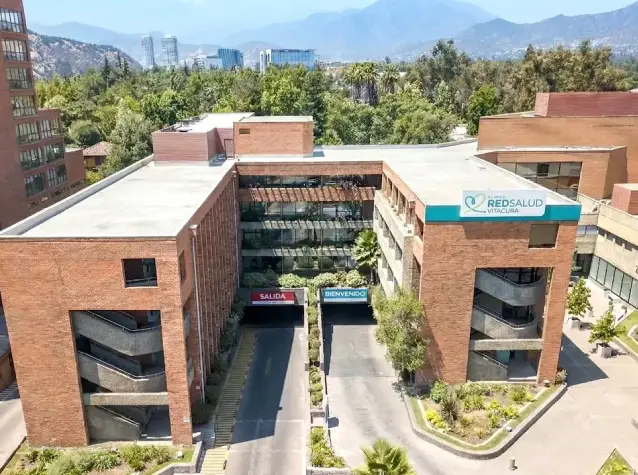 Frente de Clínica RedSalud Vitacura